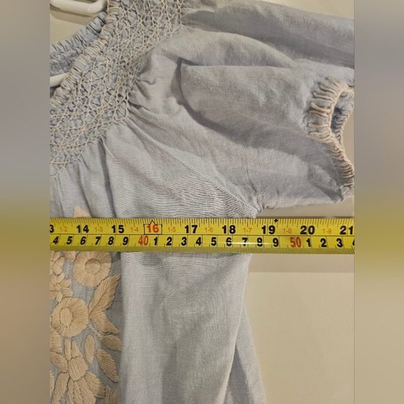 Rose & Rose Womans Medium Blue/Cream Embroderied Short Sleeve Blouse - Picture 4 of 5